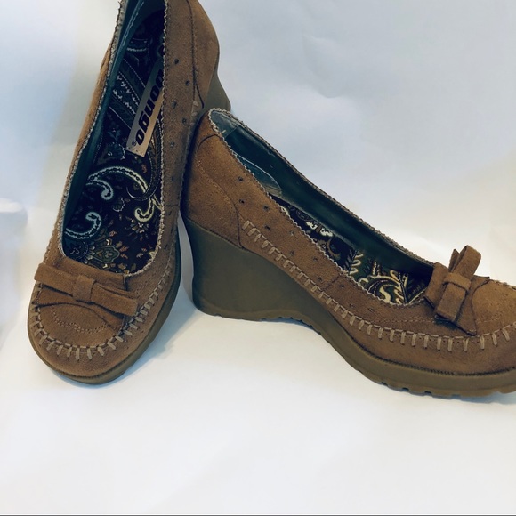 BONGO Shoes - Bongo Wedge Tan Suede Loafer. Sz 6.5
